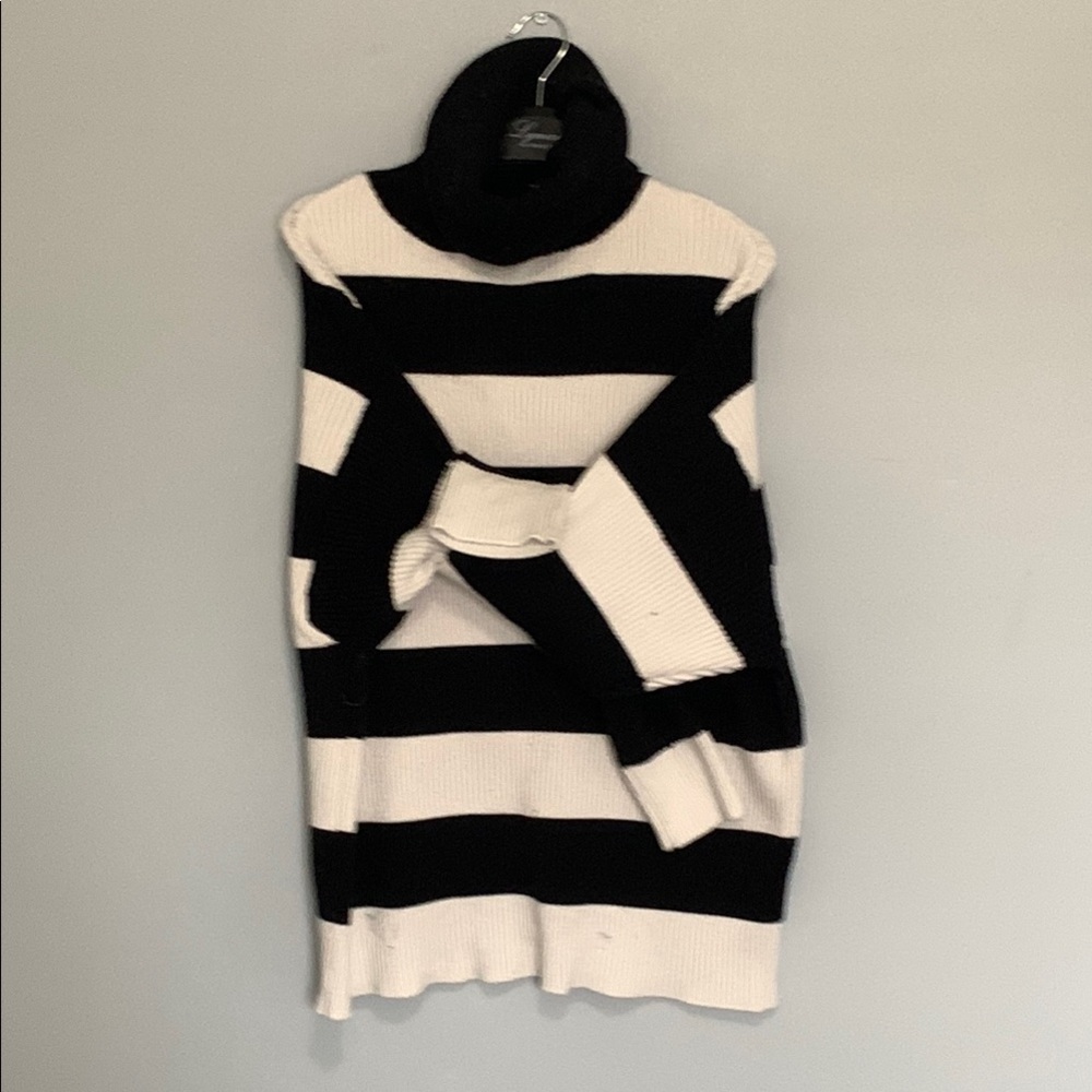 Size M Zara Oversized, Distressed Sweater